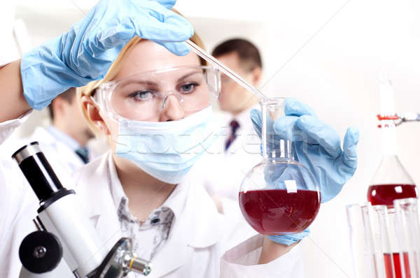 Químico trabalhando laboratório líquido menina Foto stock © adam121