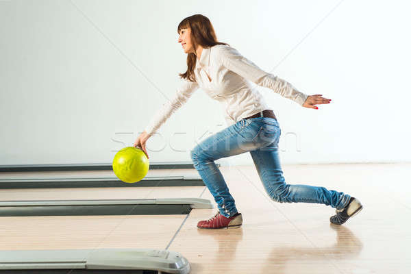 Agréable jeune femme boule de bowling cible souriant Photo stock © adam121