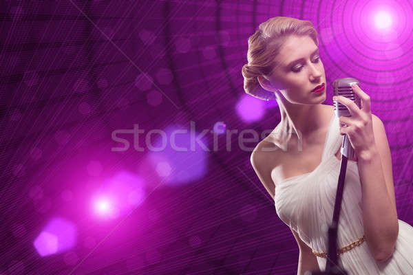 Mujer atractiva cantante micrófono detrás resumen moda Foto stock © adam121