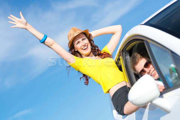 Jonge aantrekkelijke vrouw zonnebril uit auto venster Stockfoto © adam121