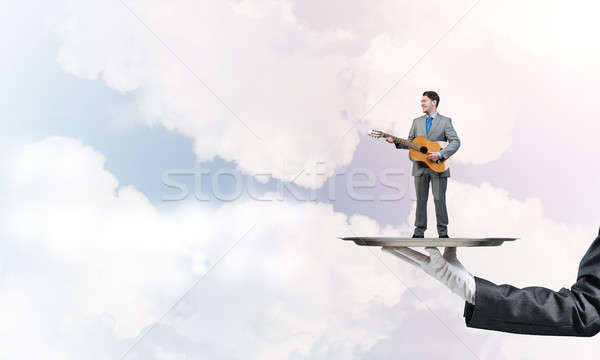 Zakenman metaal dienblad spelen akoestische gitaar blauwe hemel Stockfoto © adam121