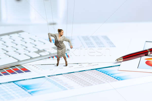 Femeie de afaceri marionetă păpuşă birou trecut papetarie Imagine de stoc © adam121
