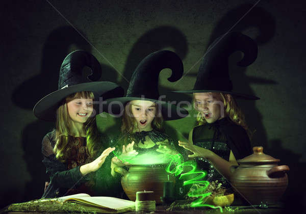Foto stock: Três · pequeno · halloween · leitura · magia · livro