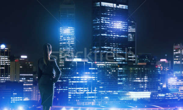 Kobieta patrząc noc miasta widok z tyłu elegancki Zdjęcia stock © adam121