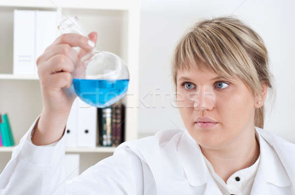 Stockfoto: Vrouwelijke · scheikundige · test · werken · lab