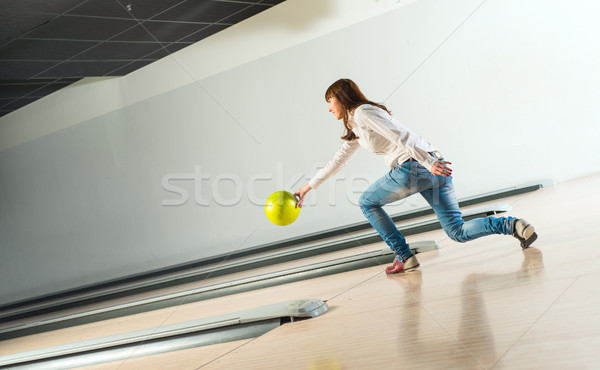 楽しい 若い女性 ボウリングボール ルックス ターゲット 笑みを浮かべて ストックフォト © adam121
