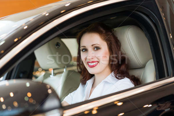 年輕女子 新車 經銷商 微笑 看 相機 商業照片 © adam121