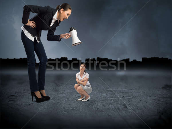 Agresiune femeie de afaceri mic femeie şedinţei Imagine de stoc © adam121
