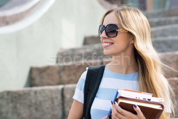 Student meisje trappenhuis glimlachend vergadering Stockfoto © adam121