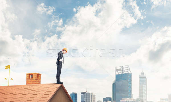 Biznesmen patrząc w dół dachu nowoczesne Cityscape młodych Zdjęcia stock © adam121