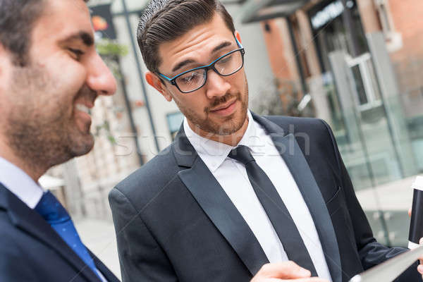 Afaceri rupe doua oameni de afaceri vorbesc în aer liber Imagine de stoc © adam121