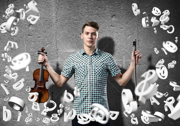 Om violonist tânăr ocazional ciment joc Imagine de stoc © adam121