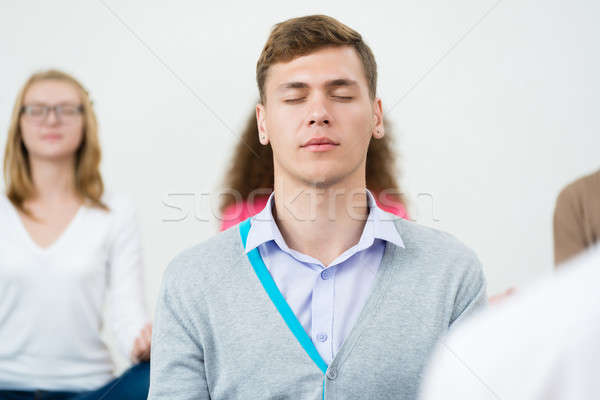 Fiatalember meditál csukott szemmel csoport meditáció iroda Stock fotó © adam121
