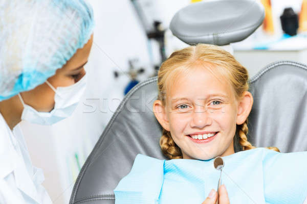 Dentysta pacjenta mały cute dziewczyna posiedzenia Zdjęcia stock © adam121