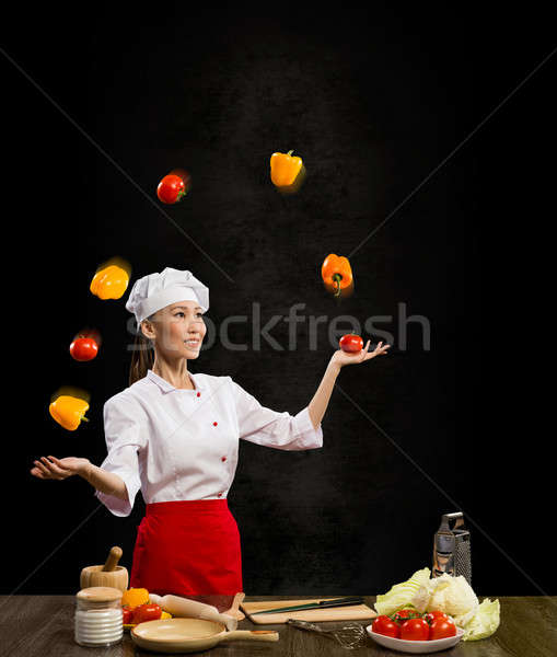 [[stock_photo]]: Asian · femme · chef · jonglerie · légumes · cuisson