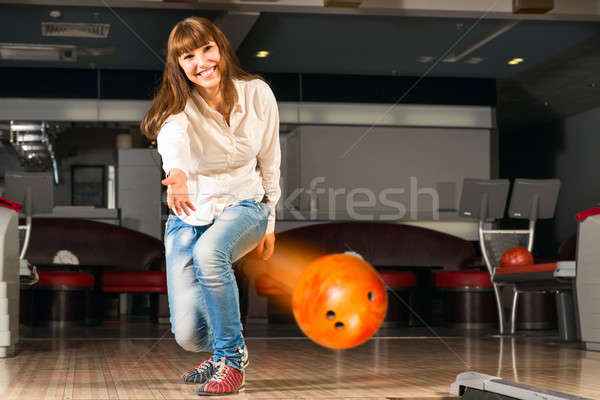 Stok fotoğraf: Keyifli · genç · kadın · bowling · topu · hedef · gülen