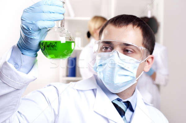 Químico trabalhando laboratório líquido menina Foto stock © adam121