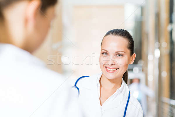 Doua medici vorbesc lobby spital şedinţei Imagine de stoc © adam121
