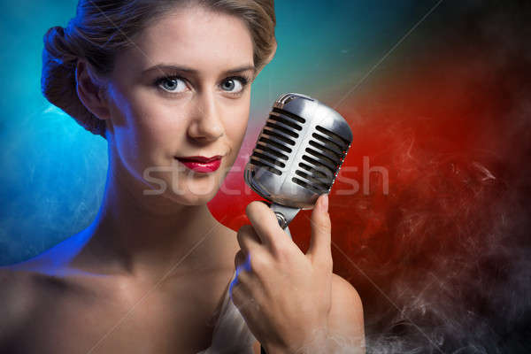 Zdjęcia stock: Atrakcyjna · kobieta · piosenkarka · mikrofon · za · streszczenie · moda