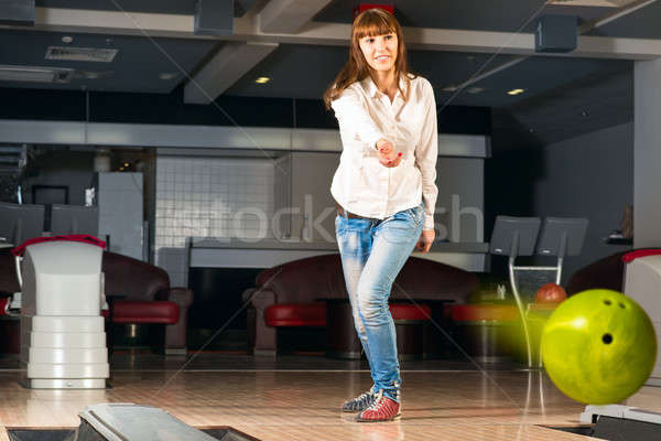 楽しい 若い女性 ボウリングボール ルックス ターゲット 笑みを浮かべて ストックフォト © adam121