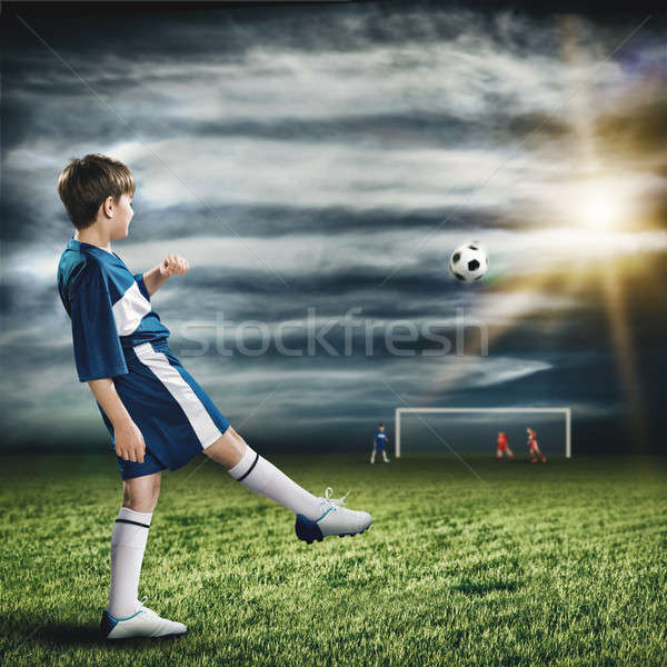 [[stock_photo]]: Jeunes · football · champion · excité · garçon