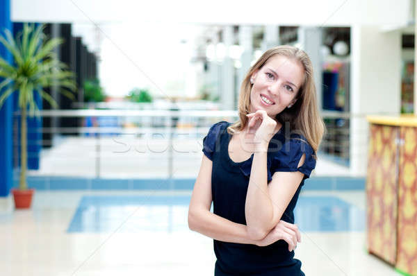 Uśmiech kobieta centrum cute uśmiechem kobieta handlu Zdjęcia stock © adam121