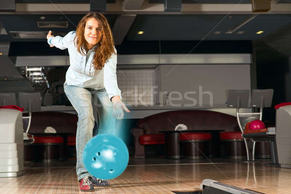Przyjemny młoda kobieta bowling ball cel uśmiechnięty Zdjęcia stock © adam121