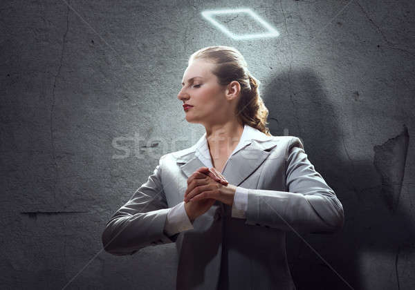 Rugăciune femeie de afaceri tineri halo Imagine de stoc © adam121