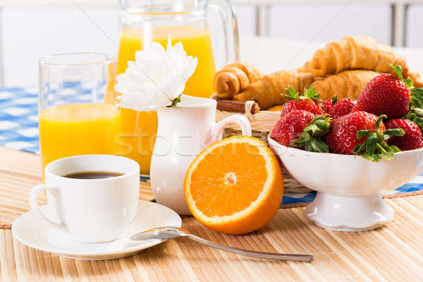 Kontinentális reggeli narancslé croissantok eprek csendélet kávé Stock fotó © adam121