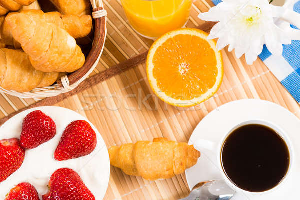 Kontinentális reggeli kávé eper krém croissant dzsúz Stock fotó © adam121
