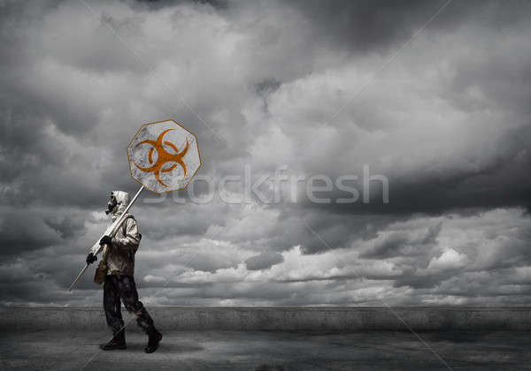 Apocalipsis desastre máscara de gas señal de peligro hombre Foto stock © adam121