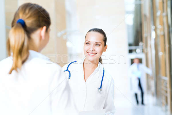 Zwei Ärzte sprechen Lobby Krankenhaus halten Stock foto © adam121