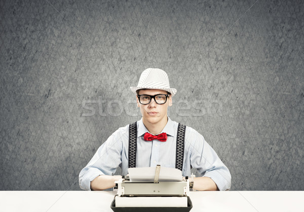 Foto stock: Tipo · escritor · jóvenes · sombrero · gafas · escribiendo