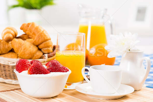 Mic dejun continental cafea căpşună smântână croissant suc Imagine de stoc © adam121