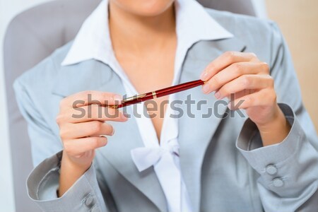 Mâini femeie de afaceri roşu stilou Imagine de stoc © adam121