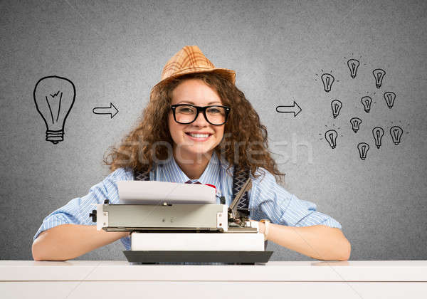 Foto stock: Mujer · escritor · jóvenes · mujer · bonita · escribiendo · máquina