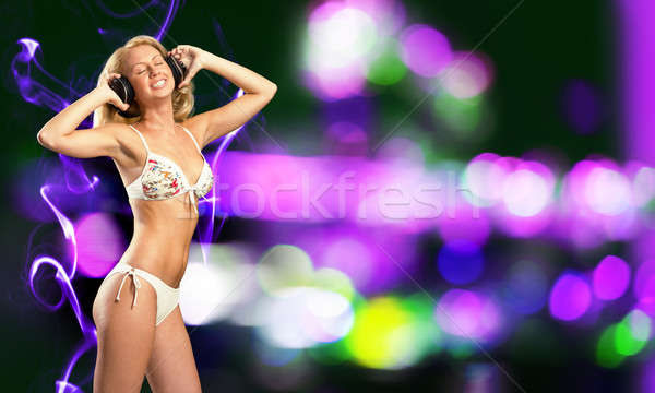 Foto d'archivio: Bikini · party · attraente · ragazza · bianco · cuffie · colore