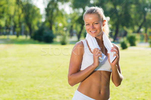 Stockfoto: Aantrekkelijke · vrouw · witte · handdoek · jonge · rond · nek