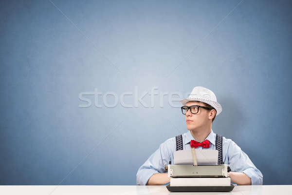 Jungen Journalist Bild Sitzung Tabelle Schreibmaschine Stock foto © adam121