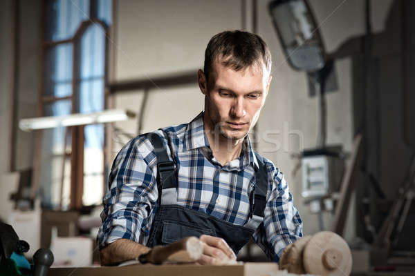 Foto stock: Carpintero · trabajo · jóvenes · artesano · uniforme · de · trabajo