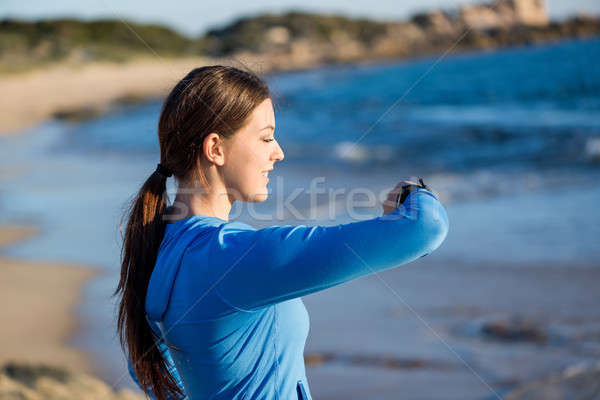 Mattina eseguire giovane ragazza spiaggia frequenza cardiaca donna Foto d'archivio © adam121