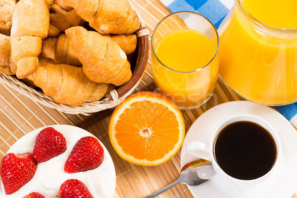Kontinentális reggeli kávé eper krém croissant dzsúz Stock fotó © adam121
