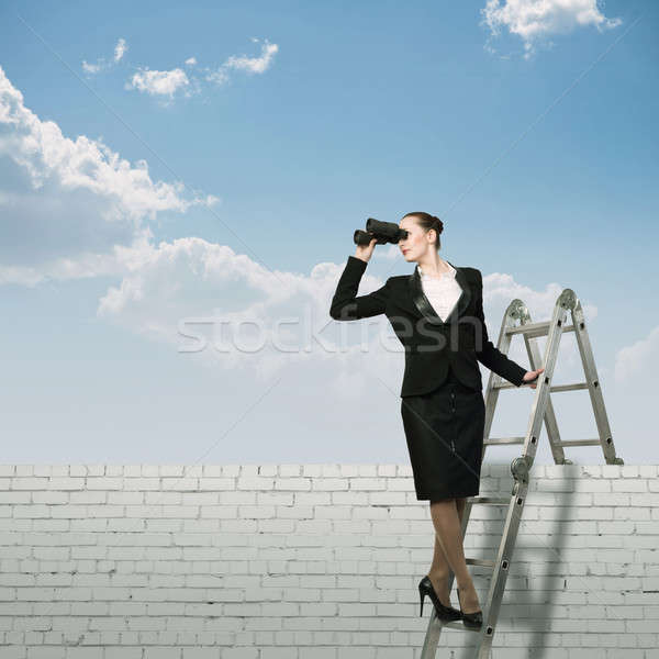 Femeie de afaceri uita binoclu scară femeie fată Imagine de stoc © adam121