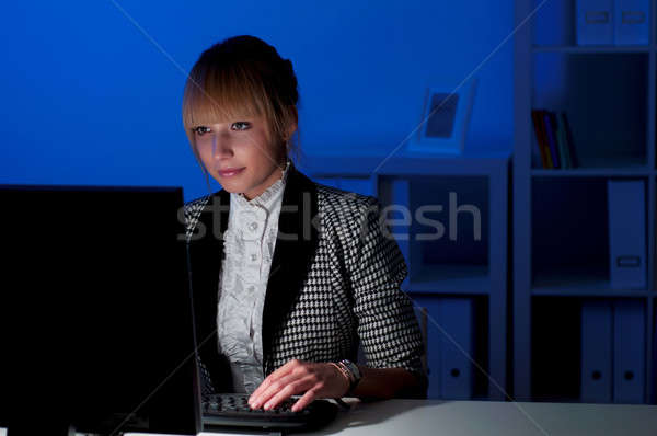 Trabalho de escritório noite belo jovem mulher de negócios trabalhando Foto stock © adam121