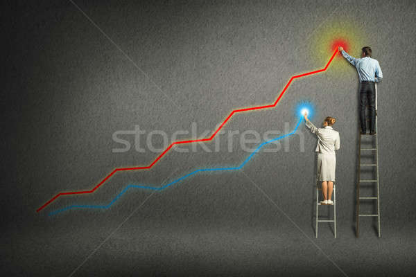 Foto stock: Empresários · crescimento · gráficos · parede · em · pé · escada