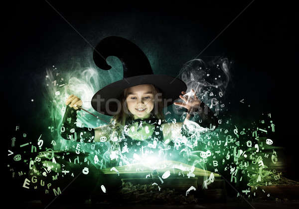 Kicsi boszorkány halloween olvas mágikus könyv Stock fotó © adam121