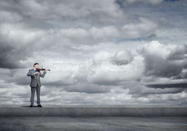 Homem violinista jovem empresário telhado topo Foto stock © adam121