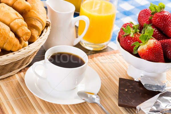Pequeno-almoço continental café morango croissant suco fruto Foto stock © adam121
