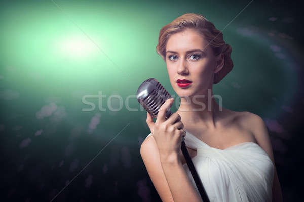 Сток-фото: Привлекательная · женщина · певицы · микрофона · за · аннотация · моде