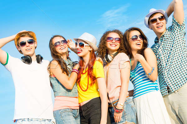 Gruppe Jugendlichen tragen Sonnenbrillen hat Hüte Stock foto © adam121